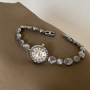 CHISTE 02 Orologio da Polso Minimalista Ovale per Donna, Stile Artistico Retrò <span class=keywords><strong>Vintage</strong></span>, Lusso Discreto, Movimento al Quarzo di Alta Gamma, Numeri Romani - Product Image 4