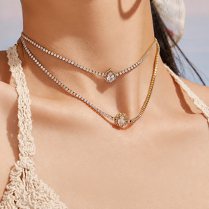 Collier pendentif plaqué or 18 carats pour femme avec pierres rondes en zircon cubique, chaîne en boîte, style classique, à porter au quotidien - Product Image 3