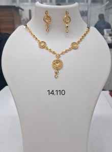 Conjunto de Collar con Colgante de Moneda de Oro con Eslabones de Cadena Texturizados y Pendientes a Juego para Joyería Étnica Femenina - Product Image 3