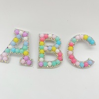 Perles rondes en acrylique de couleur macaron de A à Z, lettres en strass, appliques à repasser, patchs en lettres 3D