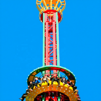 Manège de chute libre en tour, grande attraction de parc d'attractions pour adultes, attraction extérieure de fête foraine