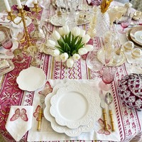 Ensemble de luxe de sous-assiettes de mariage blanches à bord festonné motif floral, vaisselle en porcelaine vintage perlée et embossée, assiette de service en céramique