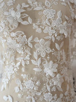 Tissu en dentelle de tulle brodé à la main avec des perles de fleurs 3D, des paillettes et des perles pour robe de mariée