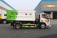 Camion à ordures compacteur Howo 7cbm 4X2, boîte de vitesses manuelle, camion à ordures hydraulique à levage par crochet