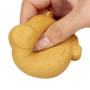 Porte-clés en EVA en forme de poisson de dessin animé, pendentif animal en plastique flexible, impression en relief, design irrégulier pour enfants et adultes - Product Image 5