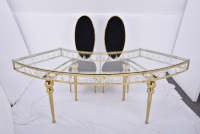 Table Serpentine en forme de S en acier inoxydable Cadre doré Mobilier d'hôtel en verre transparent pour les repas, les banquets de mariage et les événements en plein air