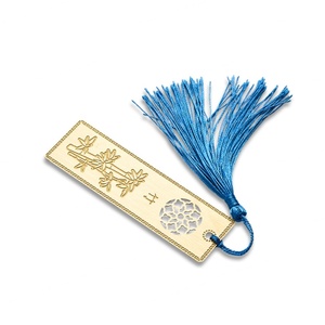 ที่คั่นหนังสือโลหะรูปทรงสี่เหลี่ยมผืนผ้าสีทองแบบโปร่ง พร้อมโลโก้สั่งทำพิเศษและพู่ห้อย - Product Image 3