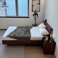 Maßgefertigter Massivholz-Bettrahmen im Retro-Stil mit Distressed-Finish, Schlafzimmermöbel mit Großen Aufbewahrungsschubladen und Kopfteil