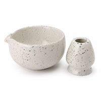 Ensemble de bols à matcha OEM mouchetés avec Chawan en céramique ivoire, bec verseur et support Chasen assorti pour le matcha