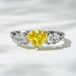 Starsgem or blanc 18 carats avec 1CT diamant en forme de coeur jaune et pierre latérale en forme de poire diamant de laboratoire Bague à trois pierres - Product Image 1
