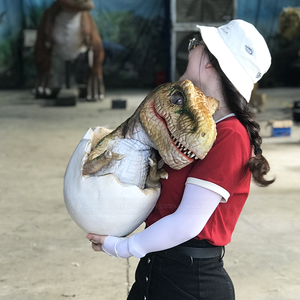 Achetez un dinosaure T-rex bébé dans un œuf, marionnette de dinosaure réaliste, marionnette de dinosaure personnalisée, parc jurassique - Product Image 1