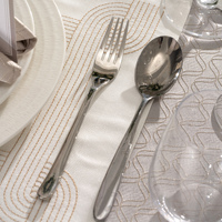 Ensemble de nappes superposées 100% polyester, beige avec base jacquard à feuilles grises pour hôtel