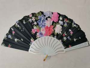 Abanico de Mano Personalizado de Tela Satinada de 23 cm con Mango de Plástico Blanco para Fiestas, Promociones, Año Nuevo o Pascua - Product Image 5