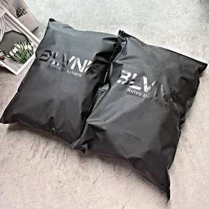 Sacchetti Biodegradabili Neri Satinati Eco-Friendly con Chiusura a Zip per <span class=keywords><strong>Imballaggio</strong></span> di Abbigliamento con Logo Personalizzato - Product Image 3