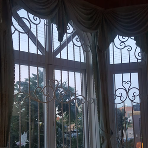 หน้าต่างเหล็กดัดสไตล์ฝรั่งเศสพร้อมกรอบเหล็กดีไซน์แนวตั้ง ป้องกันความร้อน สีดำ สีขาว และรองรับการฉายภาพ 2 มิติ 3 มิติ - Product Image 1