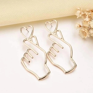 Boucles d'oreilles pendantes fantaisie en forme de cœur creux, design moderne, vente en gros - Product Image 2