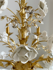 Candelabro de rosas de <span class=keywords><strong>porcelana</strong></span> estilo <span class=keywords><strong>Capodimonte</strong></span> blanco de hierro forjado italiano - Product Image 5