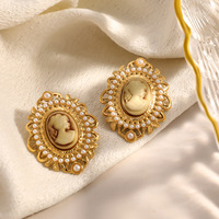 SUMMLY Ensemble de bijoux de mode vintage : Boucles d'oreilles clous en perle camée et Bague ovale, en acier inoxydable plaqué or 18 carats