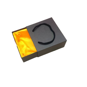 กล่องใส่น้ำหอมหรูหราโลโก้ตามสั่งกล่องสี่เหลี่ยมกระดาษฟอยล์สีทองลายนูนฟองน้ำซับแม่เหล็กแบบฝาปิด - Product Image 1