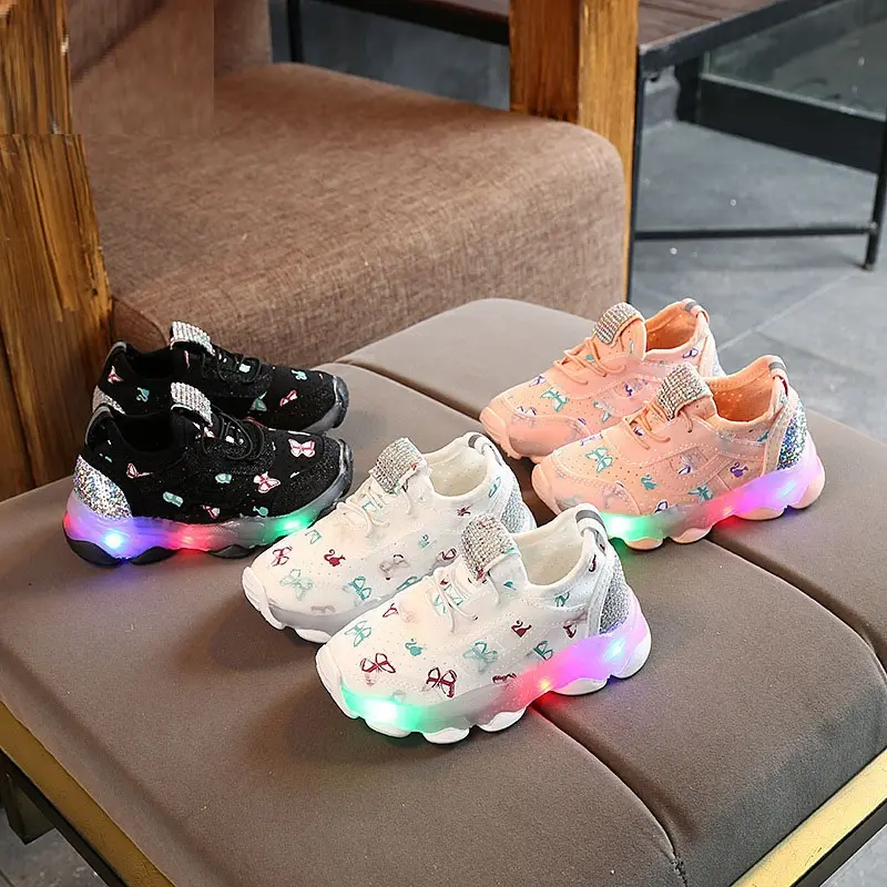 618 di alta qualità coreana estate moda Boutique bambino bambino bambino scarpe bambino ragazza farfalla stampa Led brillanti scarpe firmate