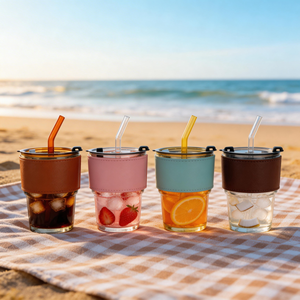 Verre à boisson de haute qualité pour jus, thé glacé, café, eau, transparent ou coloré, avec couvercle, paille et manchon en cuir - Product Image 5