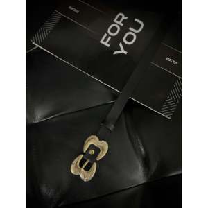 Cinturón de Cuero Fiori Dorado con Doble Hebilla, Accesorio Casual para Mujer, Talla Estándar - Product Image 1