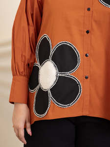 Chemise Femme Grande Taille en Coton Uni avec Appliques Florales et Patchwork, Col Rabattu, Manches Bouffantes Longues, Style Occidental Décontracté pour Soirée - Product Image 2