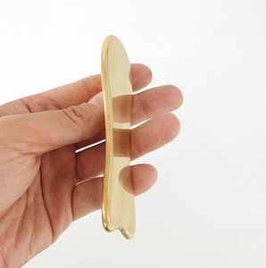 Herramienta GuaSha de Cobre en Forma de Pez, Certificada por la CE, para Raspado Corporal y Masajes para Aplicaciones Terapéuticas - Product Image 2