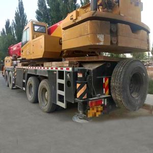 Grue de camion d'occasion SAC800C7 50T, boîte de vitesses et moteur d'origine, pompe hydraulique Zoomlion, 90% neuve, faible consommation de carburant, très rentable - Product Image 6