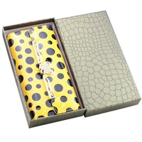 Grande boîte cadeau en papier texturé à motif crocodile pour portefeuilles et gants avec impression UV et estampage en creux