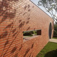 Briques rouges en argile de style antique, briques cultivées pour les murs extérieurs des villas, la décoration des jardins et des cours