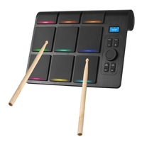 Batterie électronique de table avec 2 haut-parleurs, 9 pads, éclairage coloré, baguettes et pédale.
