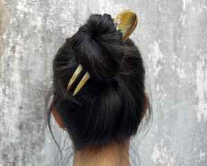 Épingle à cheveux classique en corne de buffle, artisanat naturel, accessoire pour cheveux fait main, pour des chignons sécurisés, texture naturelle et sophistiquée - Product Image 3