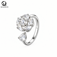 Bague anti-stress personnalisée en strass étincelants motif floral, bijou romantique et tendance pour femme, idéal comme cadeau.