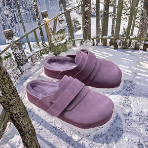 Pantoufles d'hiver confortables pour femmes en fourrure de mouton velue violettes, avec boucle et semelle épaisse en velours, fermeture Velcro pour usage domestique - Product Image 2