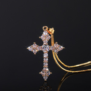 Ciondolo a Croce Placcato Oro con Cristalli e Strass, Gioiello Religioso Cristiano Unisex, Regalo in Lega di Zinco con Incastonatura a Griffe Rotonda - Product Image 1