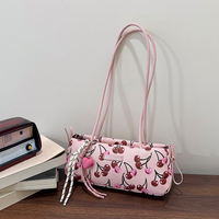 Nouveau sac à bandoulière imprimé cerises, sac fourre-tout long en cuir PU mignon avec pendentif cœur et nœud, sac de luxe de créateur à porter sous le bras