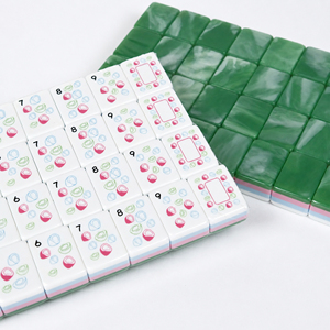 Set Mahjong Americano a Tema Spiaggia con Design di Palme e Ombrelloni Costieri, Tessere Complete, Gioco da Tavolo, Regalo per Serate di Gioco - Product Image 1