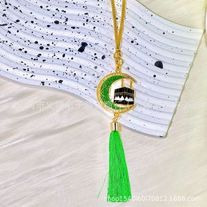 Lámpara Colgante de Metal de Imitación Antigua Moderna y Lujosa con Diseño Único de Medallón Grabado - Product Image 4