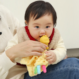 Couverture de confort en silicone Hug Dragon pour nourrissons et tout-petits, jouet doux à mâcher avec fonction bavoir anti-bave - Product Image 1