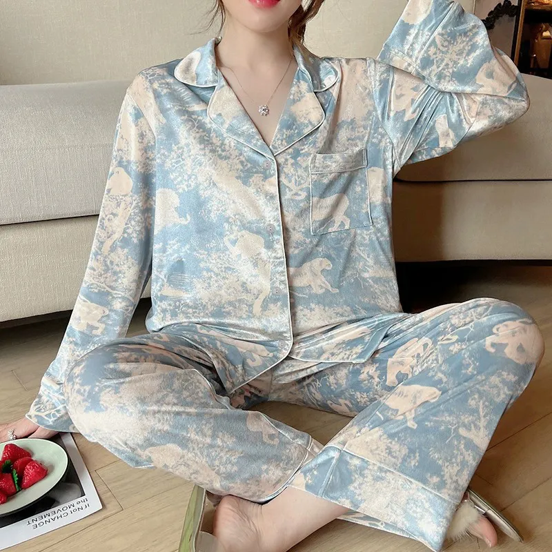 Seiden satin neues Design Pyjamas Mädchen Stil Nachthemden Set Pyjamas Mujer weiche lang ärmel ige Schnalle Damen Nachthemden