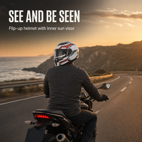 Casque de moto modulaire relevable à double visière (transparente et anti-soleil) avec graphismes blanc brillant, rouge et noir, mentonnière et aérations supérieures et arrière, pour adulte