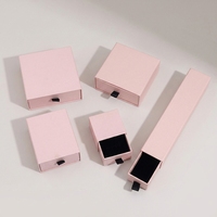 Coffret cadeau coulissant rectangulaire rose poudré avec intérieur en velours noir et ruban de tirage, pour bijoux, vente en gros, fabricant