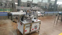 Machine de remplissage de boissons en plastique entièrement automatique à haute efficacité pour eau pure, 1000 bouteilles/heure, équipement de ligne de production de bouteilles