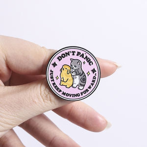 Ne vous inquiétez pas, continuez à avancer – Broches émaillées avec citation inspirante, motif chat et lapin enlacés, bijoux de revers, vente en gros - Product Image 4