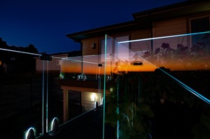 Balustrade en verre sans cadre à éclairage LED ST: Transformez les paysages nocturnes pour les terrasses, les balcons et les piscines - Product Image 4