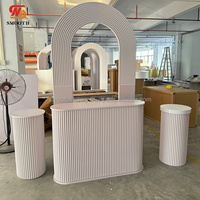 Ensemble de plinthes de mariage en acrylique blanc avec fond ondulé personnalisé par l'usine SMOOTH pour la décoration de fête
