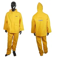 เสื้อกันฝนสีเหลืองและกางเกง Rainsuit PVC สีเหลืองทนทานกันน้ำ Pvc บนโพลีเอสเตอร์