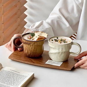 Tasse à café et latte en céramique moderne et minimaliste, résistante aux hautes températures, en grès avec glaçure réactive au four et anse de forme irrégulière - Product Image 1