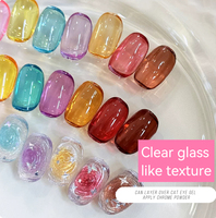 Gel vernis à effet verre éblouissant : posez-le sur un gel effet œil de chat et ajoutez facilement de la poudre miroir pour une texture verre cristalline.